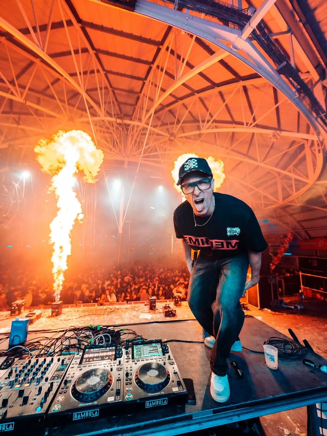 Pla curt en directe amb foc al fons i mirada frontal a càmera.